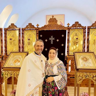 Pe umerii preotului, în tăcerea preotesei — Crucea slujirii în doi, în diaspora