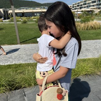 Cum să rămâi cu mintea întreagă în mijlocul haosului – Lecția unui părinte în vacanță